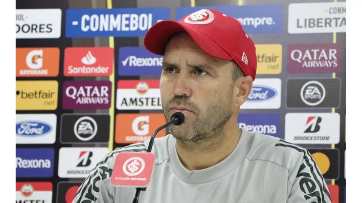 Após primeira derrota do Inter, Coudet dispara contra imprensa