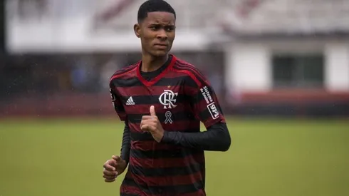 Flamengo aceita proposta e acerta venda de Caio Roque