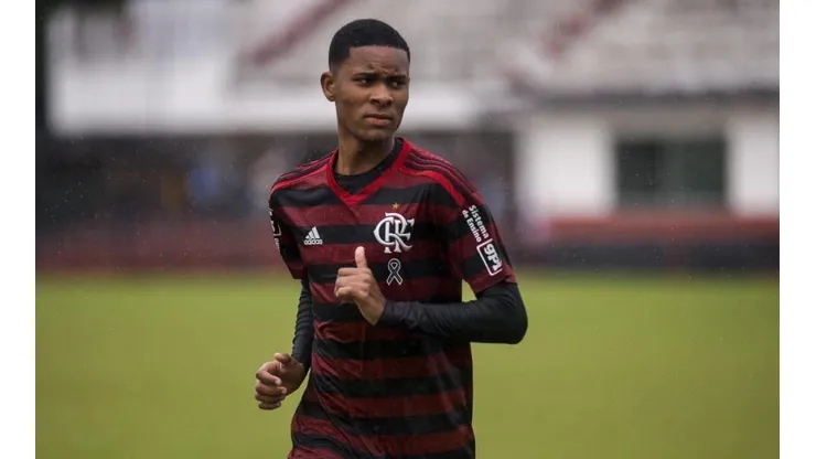 Flamengo aceita proposta e acerta venda de Caio Roque