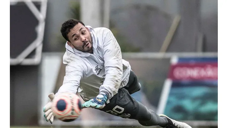 Vladimir busca titularidade no gol do Santos