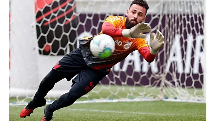 Athletico topa negociar Jandrei e pede lateral do Atlético-MG
