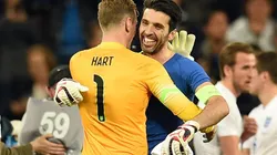 Hart e Buffon, em partida entre Inglaterra x Itália.