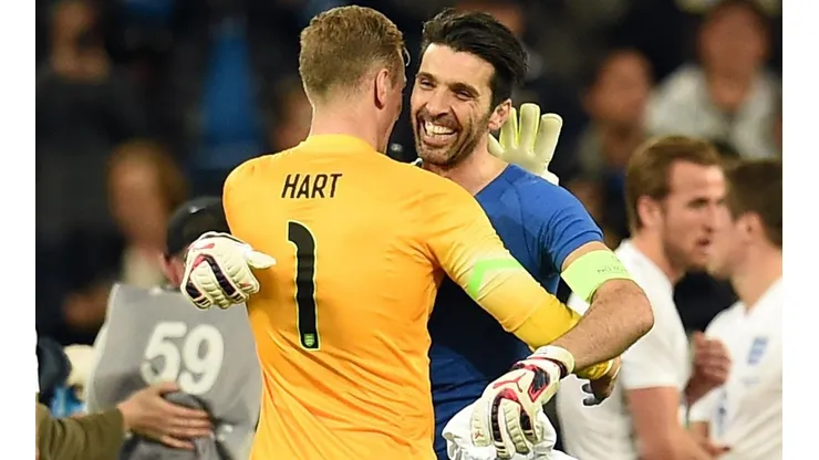 Hart e Buffon, em partida entre Inglaterra x Itália.