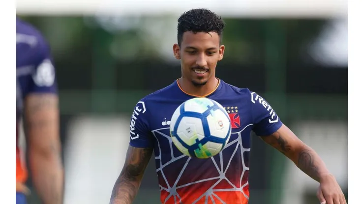 Ramon tem volta de Caio Monteiro e mais 6 emprestados no Vasco