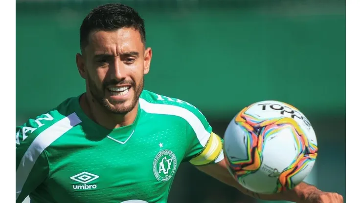 Com passagem pelo Inter, Alan Ruschel 'cava' vaga no Grêmio
