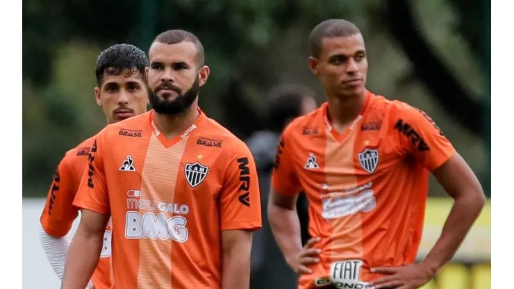 Atlético rescinde com meio-campista revelado no clube
