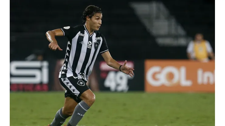 Saída de laterais deve influenciar na negociação de meio-campista no Botafogo