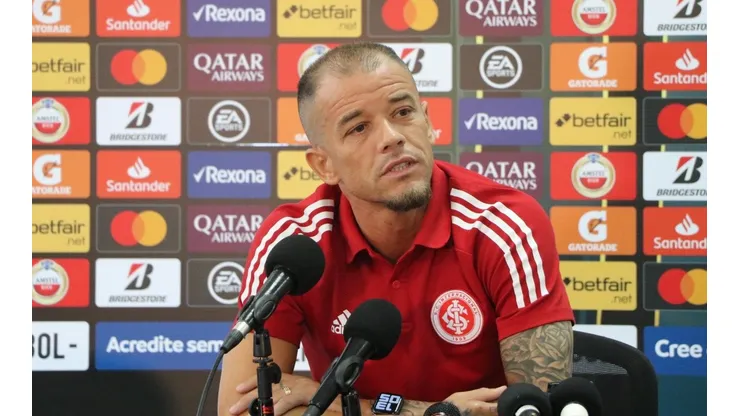 D'Ale comemora 20 anos de carreira e se declara ao Inter