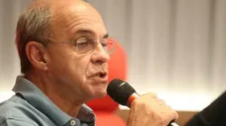 Bandeira de Mello rebate jornalista ao vivo ao ser chamado de covarde