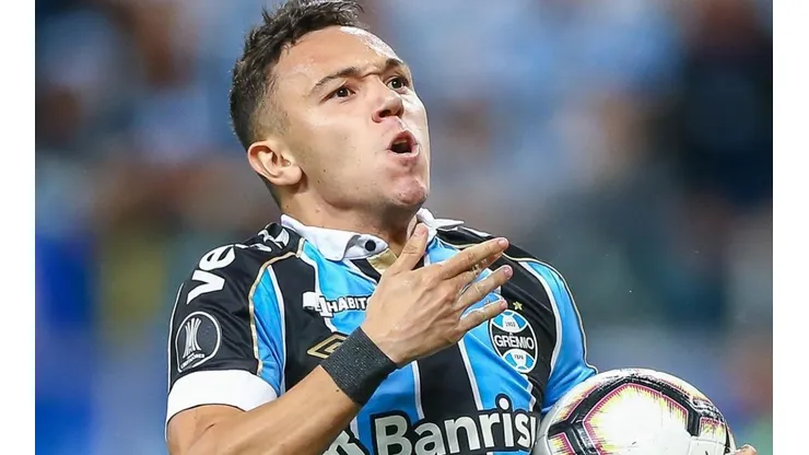 Sevilla faz investida por Pepê e Romildo toma atitude fora do "script" no Grêmio