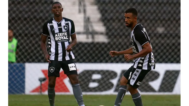 Caio Alexandre: negociando permanência (Foto: Vitor Silva/Botafogo/Divulgação)