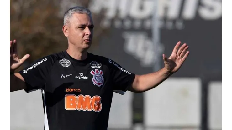 Ídolo do Corinthians não perdoa Tiago Nunes