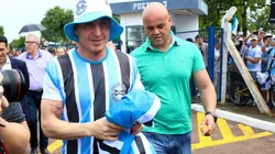 "Cebolla" Rodríguez: chegada com festa em Porto Alegre (Foto: Lucas Uebel/Grêmio/Divulgação)