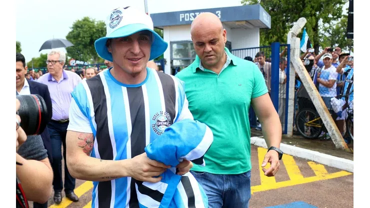 "Cebolla" Rodríguez: chegada com festa em Porto Alegre (Foto: Lucas Uebel/Grêmio/Divulgação)