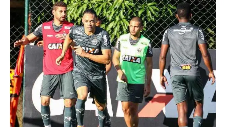 Com poucas opções, Sampaoli reintegra atacante ao grupo do Galo