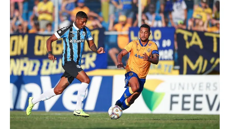 Renato indica possibilidade de manter esquema com três volantes no Grêmio