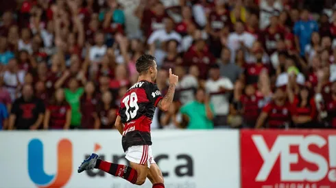 Michael comemora seu primeiro gol em clássico pelo Flamengo