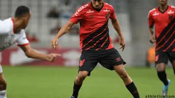 Athletico-PR renova contrato de jovem promessa