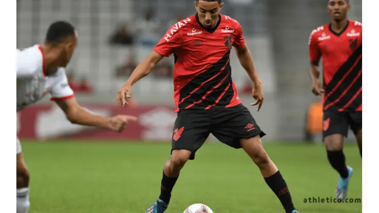 Athletico-PR renova contrato de jovem promessa