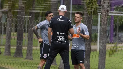 Titular de Tiago Nunes chama atenção nos treinos e já tem data para voltar a joga