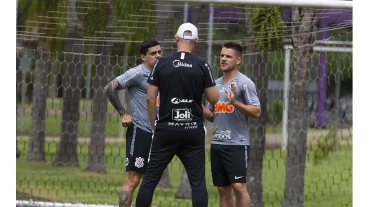 Titular de Tiago Nunes chama atenção nos treinos e já tem data para voltar a joga