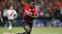 Grêmio entra na briga por Nikão e deve envolver 2 jogadores