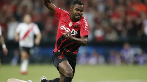 Grêmio entra na briga por Nikão e deve envolver 2 jogadores