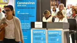 Cartazes informativos no aeroporto de Ezeiza, em Buenos Aires (Foto: Gustavo Gavotti)