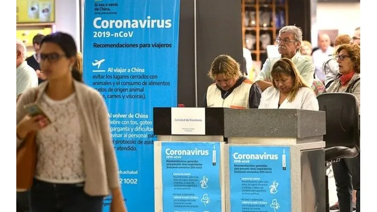 Cartazes informativos no aeroporto de Ezeiza, em Buenos Aires (Foto: Gustavo Gavotti)