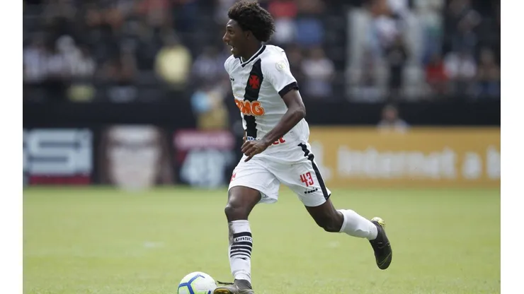 Abel Braga explora opções para lugar de Talles Magno no Vasco