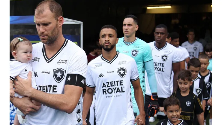 Botafogo recebe sondagens por medalhão; atleta quer ficar no clube