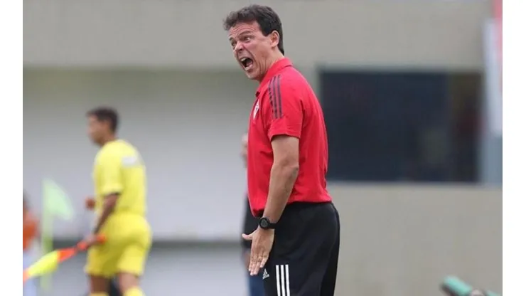 Fernando Diniz muda tática no vestiário contra Oeste