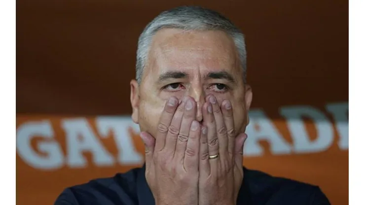 Diretoria "pressiona" Tiago Nunes e surpreende treinador