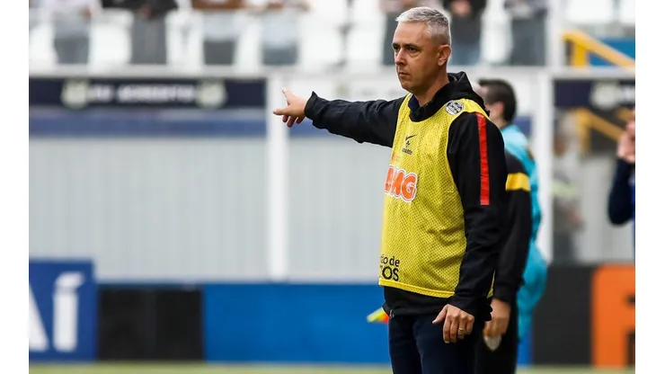 Tiago Nunes planeja enxugar elenco do Corinthians