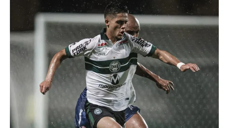 Lateral-direito revelado na base ganhou a primeira oportunidade no time profissional
