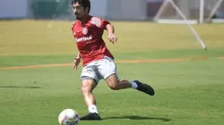 Lateral Erik posta mensagem em rede social e ganha elogios dos colorados