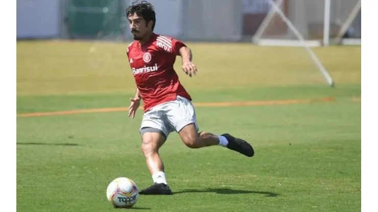 Lateral Erik posta mensagem em rede social e ganha elogios dos colorados