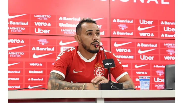 Vice de futebol do Inter define situação de dois laterais do Colorado