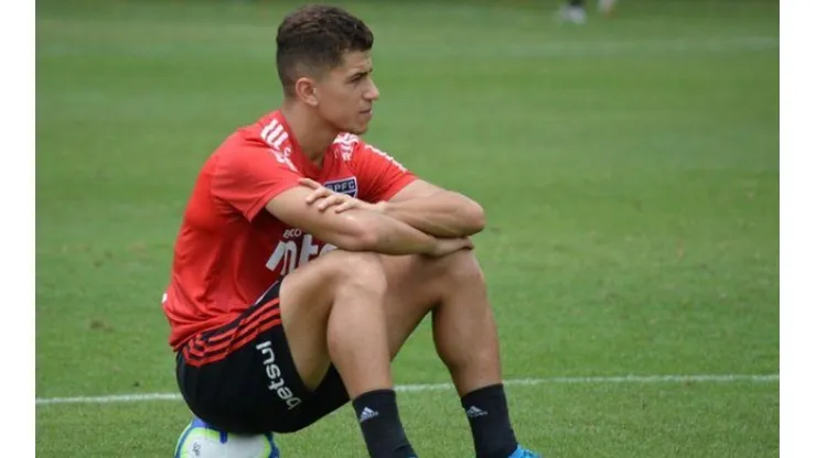 Vitor Bueno dá explicações sobre o gol perdido diante do Santo André