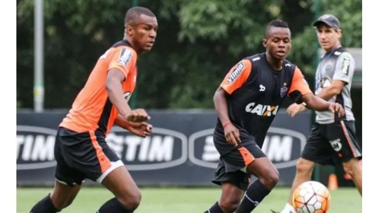 Sport faz sondagens aos zagueiros Tobio e Erazo