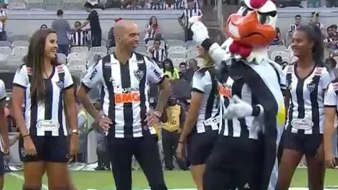 Mascote faz Vitória Calhau dar uma voltinha durante a apresentação no Mineirão / Foto: reprodução/vídeo