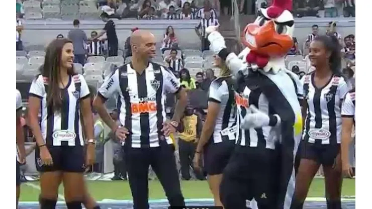Mascote faz Vitória Calhau dar uma voltinha durante a apresentação no Mineirão / Foto: reprodução/vídeo