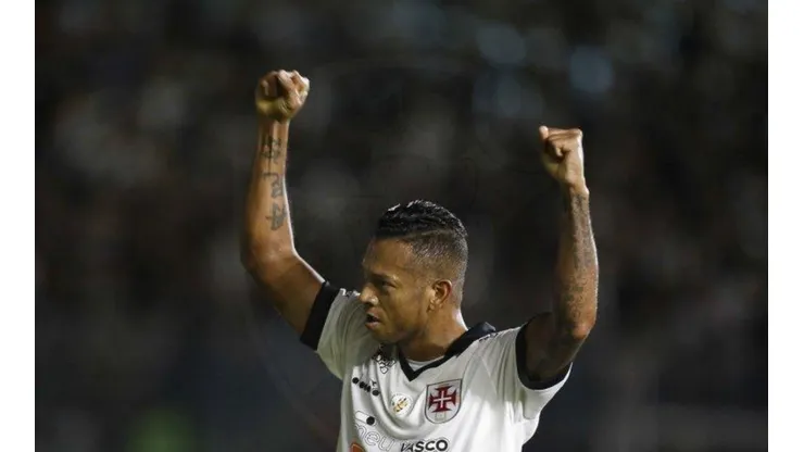 De contrato renovado: Guarín permanece no Vasco (Foto: Rafael Ribeiro/Vasco/Divulgação)