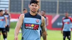 Vitória afasta Léo Ceará e estafe do atacante rebate: "Salários atrasados"