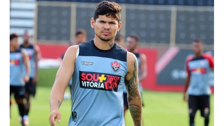 Vitória afasta Léo Ceará e estafe do atacante rebate: "Salários atrasados"