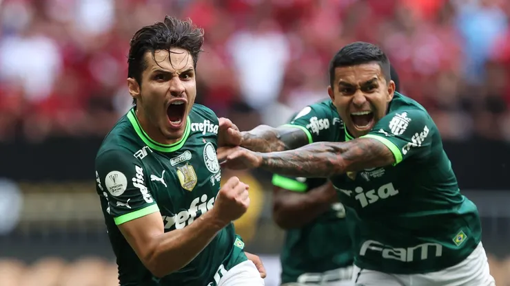 Veiga e Dudu se abraçam: O camisa 23 está de olho no Baixola