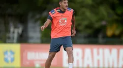 Cobiçado pelo futebol europeu, Bruno Guimarães conversa com a imprensa