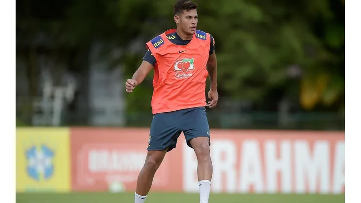 Cobiçado pelo futebol europeu, Bruno Guimarães conversa com a imprensa