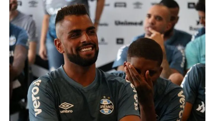 Grêmio adia cirurgia de Maicon