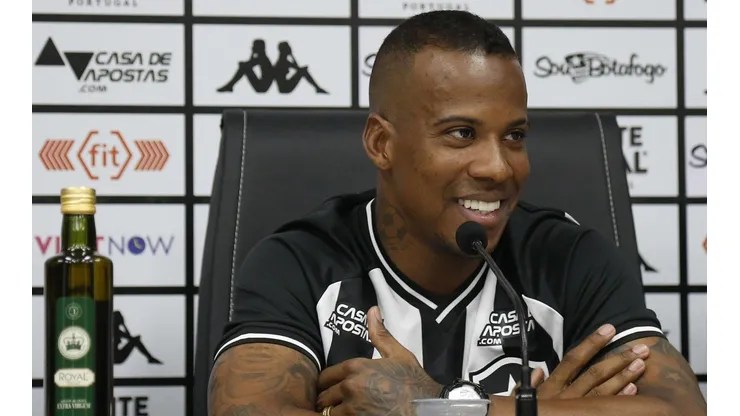 Guilherme Santos é apresentado no Botafogo
